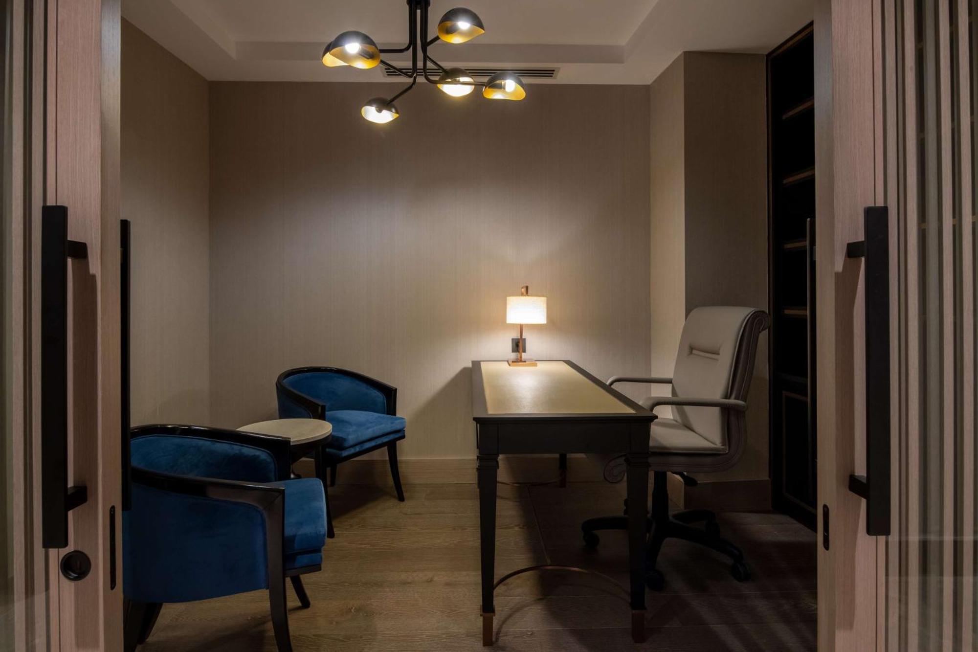 Hilton Mall Of Κωνσταντινούπολη Εξωτερικό φωτογραφία The interior of the office of the President of the University of Novi Sad