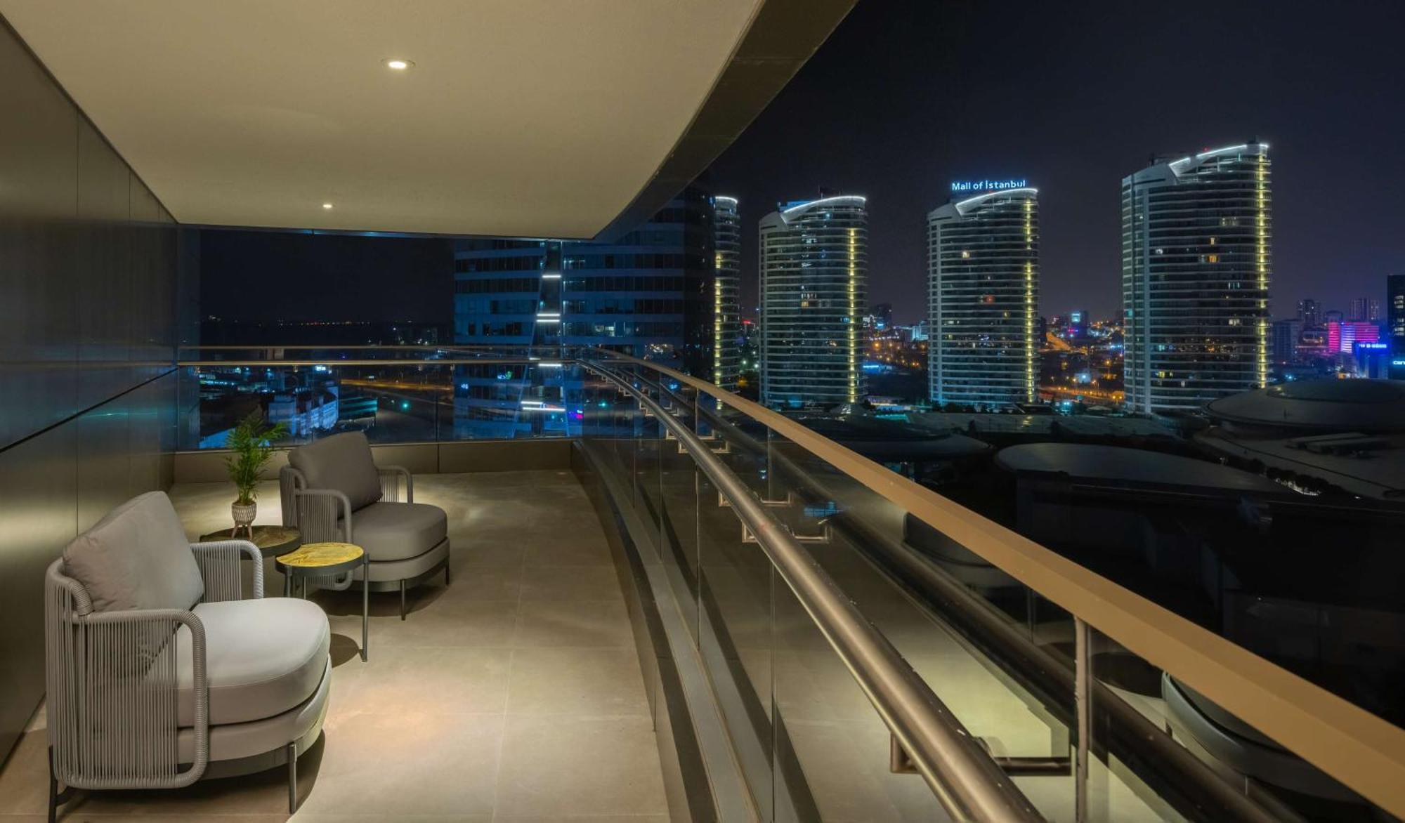 Hilton Mall Of Κωνσταντινούπολη Εξωτερικό φωτογραφία View from the balcony of a suite at the Ritz-Carlton, DIFC